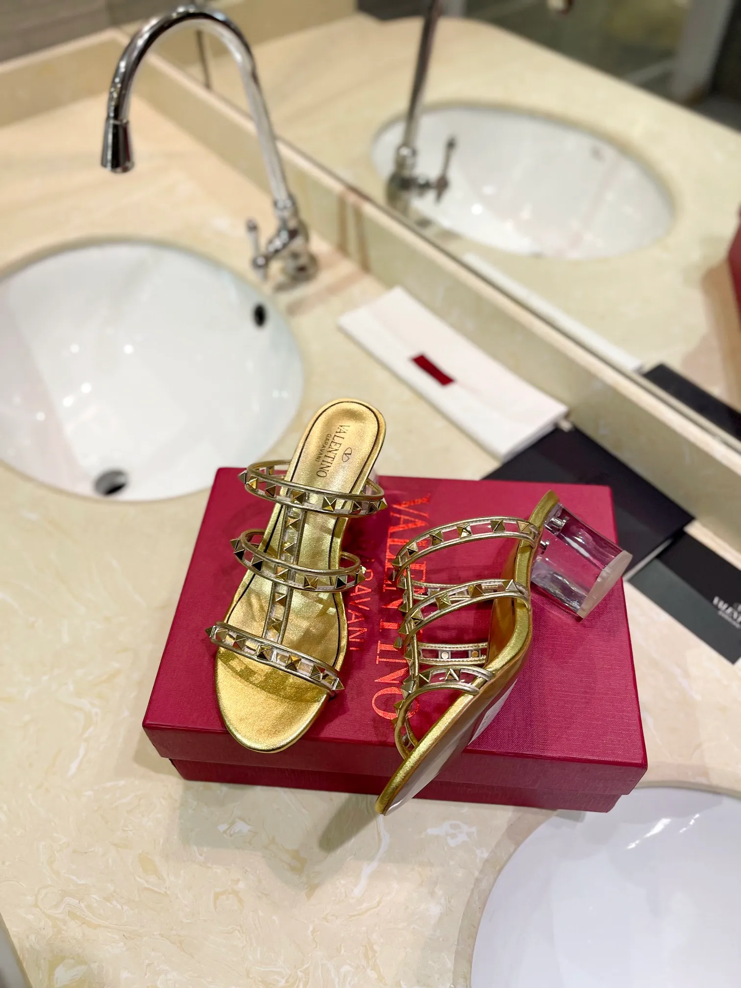 👟👟Ex-factory price 500👟👟 𝑉𝐴𝐿𝐸𝑁𝑇𝐼𝑁𝑂 Valentino ♡ͥ | ²º²⁴💫Purchasing agent level🔍Same color The classic king-shaped slippers with crystal heels are also so beautiful The particularly high-quality hardware brings out a full sense of high-end. After putting it on your feet, you will be stunned and look super slim! The new season lives up to expectations! Worth buying ★Imported cowhide is absolutely high-grade ❥Original method is absolutely sensual ❥Elegant style creates a different feeling🙈 Simple temperament style!  ♡ show bdetails ———————————— ⊿▸: Size｜35-40 (customized at 40.41.42) ⊿▸: Material｜Imported sheepskin + Pvc ⊿▸: Material | Padded sheepskin ⊿▸: Material | Italian🇮🇹 genuine leather outsole ⊿▸: Heel height｜6cm